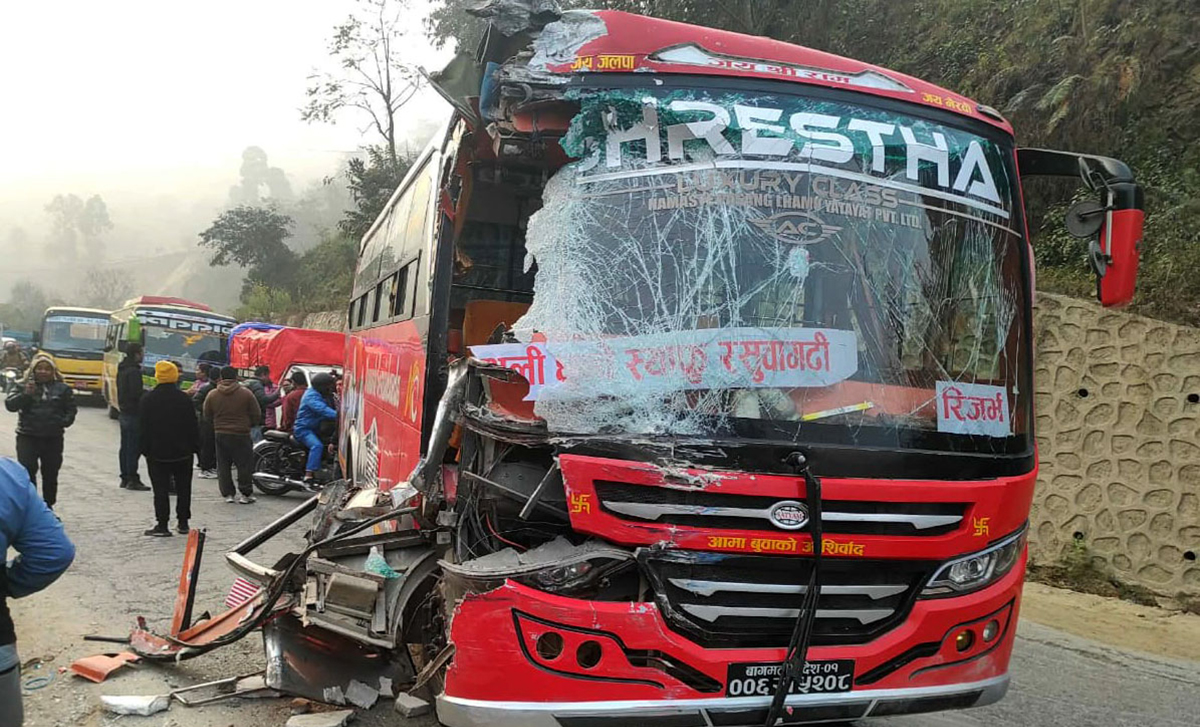 धादिङमा दुई बस ठोक्किँदा एकजनाको 